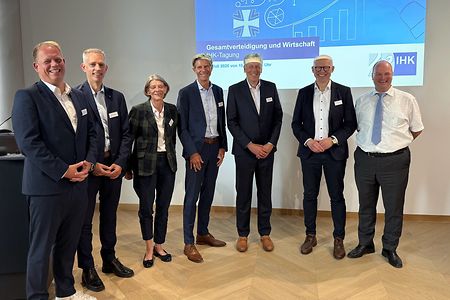 Gruppenbild der Referenten der IHK-Tagung Gesamtverteidigung und Wirtschaft