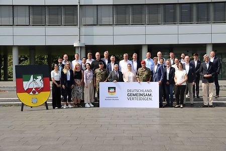 Gruppenfoto der Teilnehmer der Informationsveranstaltung von IHK NRW und dem Landeskommando NRW