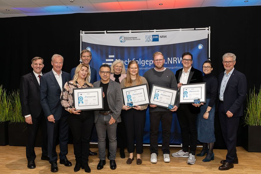 Gewinner Nachfolgepreis NRW 2025 + Teilnehmer der Podiumsdiskussion + Laudatoren 