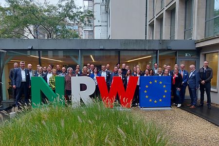 Gruppenbild "NRW goes Brussels" vor Aufsteller NRW & EU