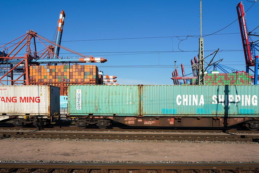 Frachtcontainer auf einem Zug im Hamburger Hafen